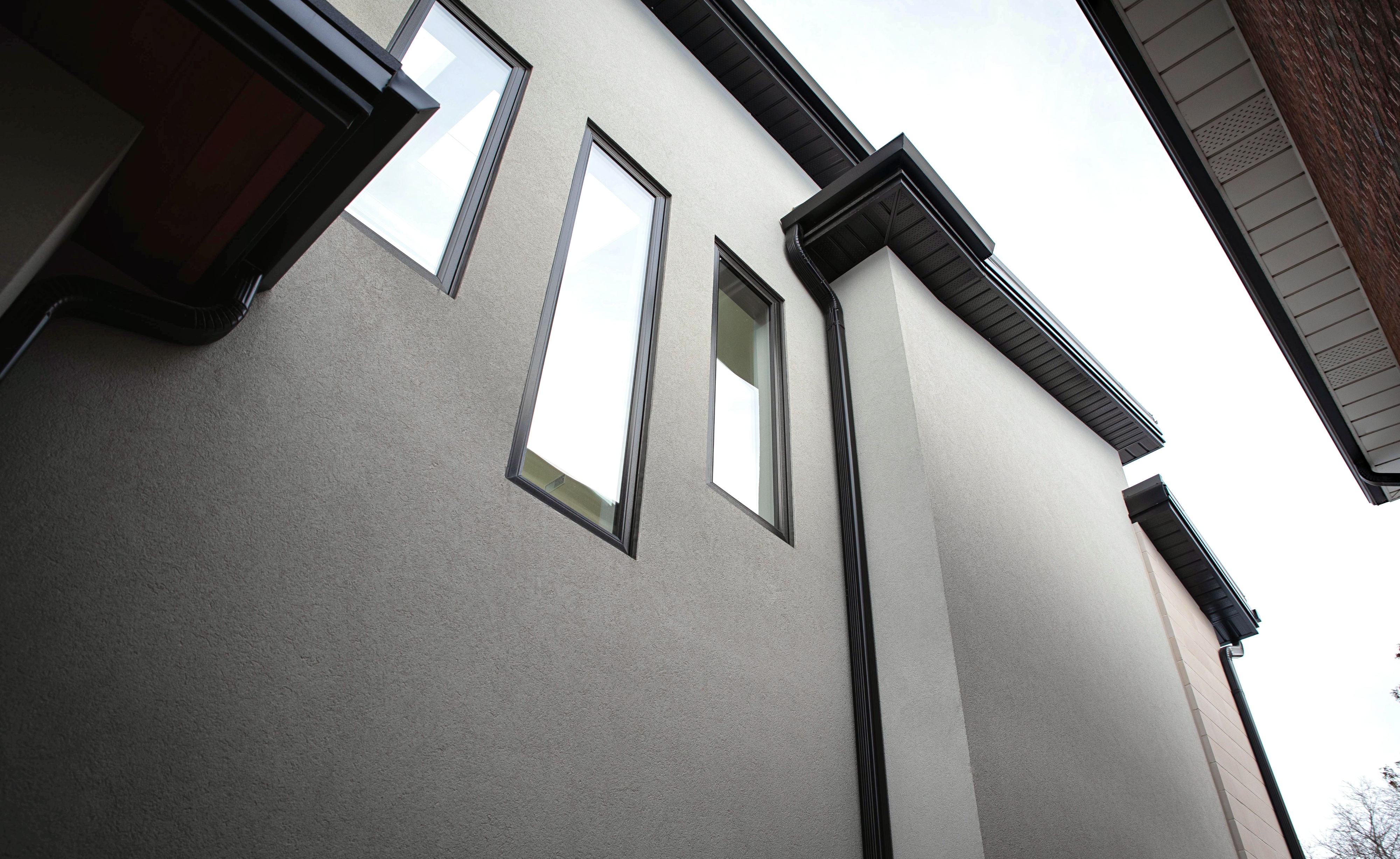 Featured central skylight well.